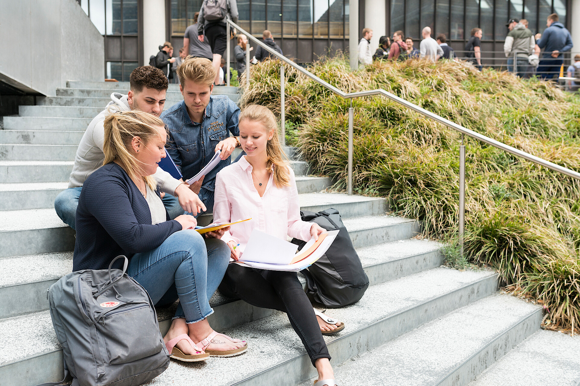 
                                                Campus Berliner Tor mit Studierenden
                                            